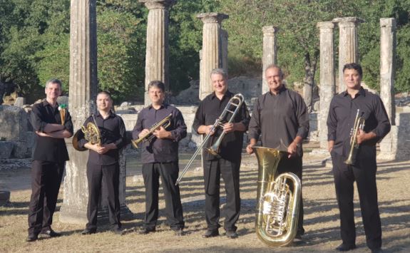 Έργα Χειρός – 53 μοναδικά κοστούμια στο φως